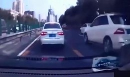 网友爆料奔驰车主恶意别车原视频,网友直呼辣眼